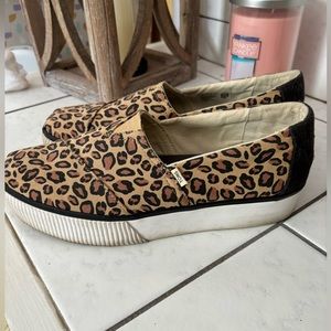 Tom’s leopard print midform platform slip one size 10